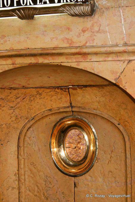 Humilladero, the faithful can venerate the Santa Columna through an oculus jasper, Nuestra Senora del Pilar, Zaragoza - Spain