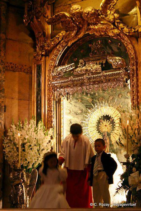 Children in front of the Santa Columna, Santísima Imagen de Nuestra Señora del Pilar, Zaragoza - Spain