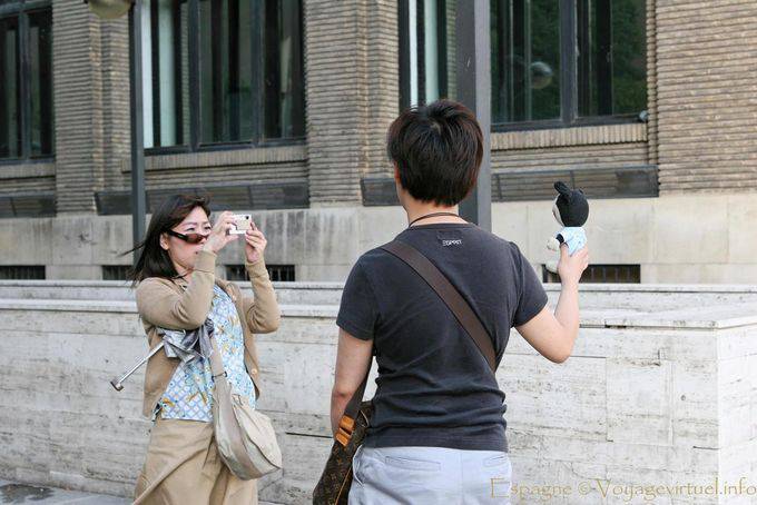 Japanese souvenir photo with pigeon, Zaragoza - Spain