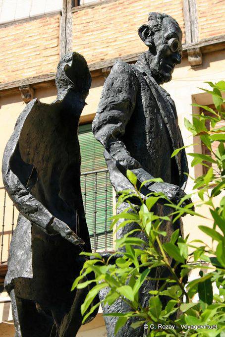Human Bronze halved, Socorro Plaza, Segovia - Spain