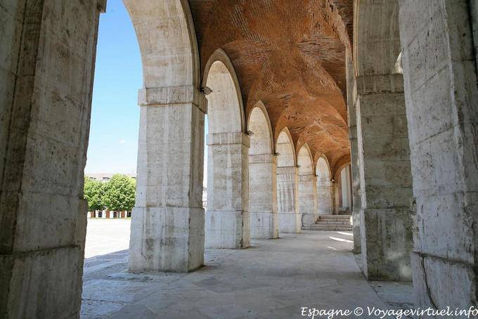 Aranjuez, under the arcades of the Iglesia San Antonio - Spain