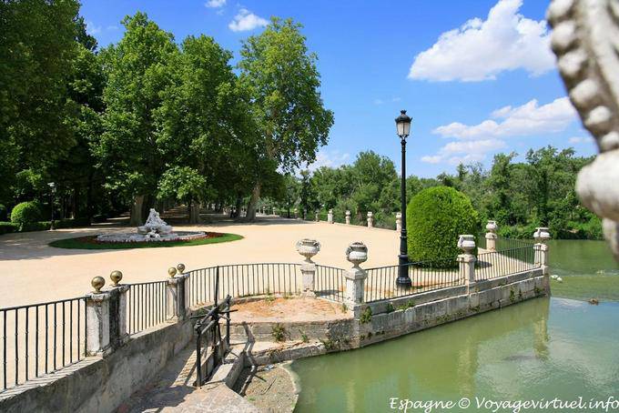 Passage between Jardin del Parterre garden and Isla, Aranjuez - Spain