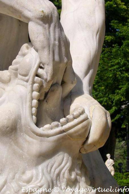 Marble hand Jardin del Rey Aranjuez - Spain