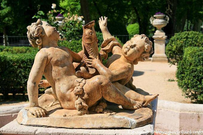 Aranjuez Jardin del Parterre, children fish - Spain