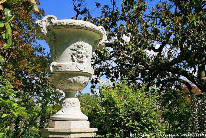 Aranjuez, head pot in the Jardin del Parterre - Spain