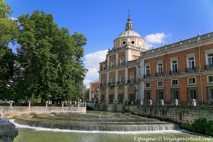 Small dam on the Ría, Palacio Real, Aranjuez - Spain