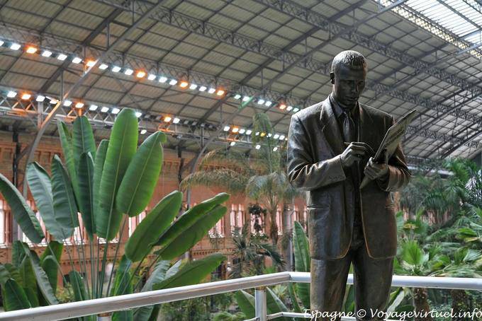 Madrid Atocha Estacion, Statue and escalator - Spain