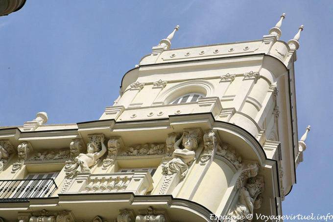 Building Calle Hileras, retail facade, Calle Arenal, Madrid - Spain