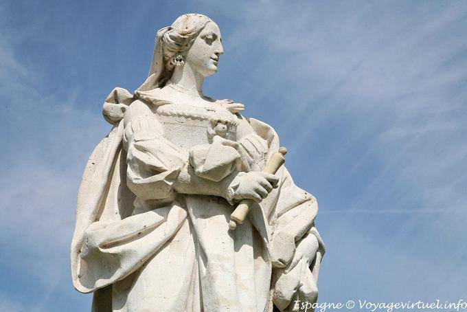 Madrid Jardines Sabatini, eyelid piercing - Spain