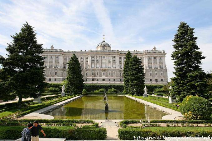 Madrid Jardines Sabatini, lake - Spain