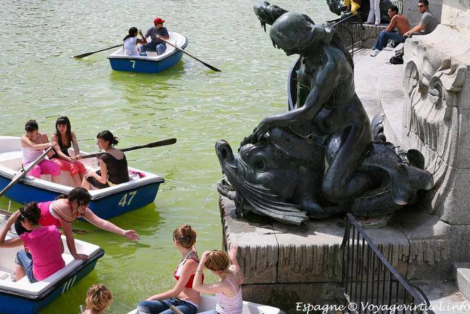 Madrid, Parque del Buen Retiro, girls games - Spain