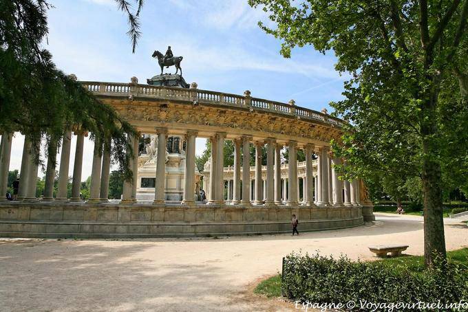 Madrid, Parque del Buen Retiro, rear view of Alfonso XII monument - Spain