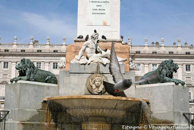 Madrid, Plaza de Oriente, flying pigeons - Spain