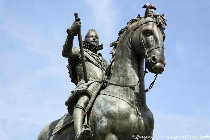Bronze equestrian statue of Felipe III Plaza Mayor, pigeon curiosity, Madrid - Spain