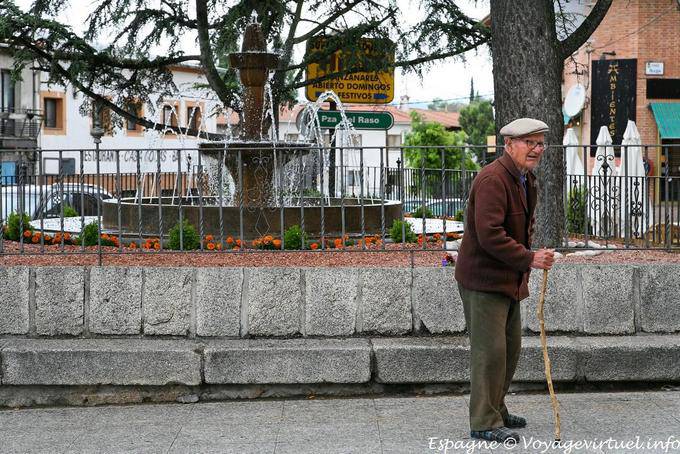 Manzanares el Real, fountain and old - Spain