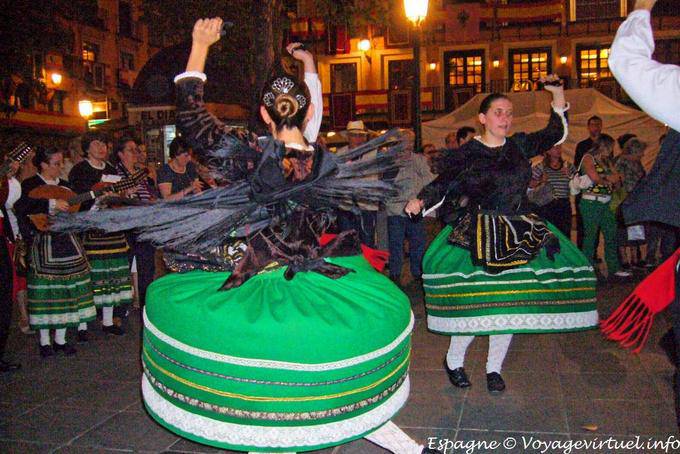 Typical dance in costume, Plaza Zocodover, Toledo - Spain