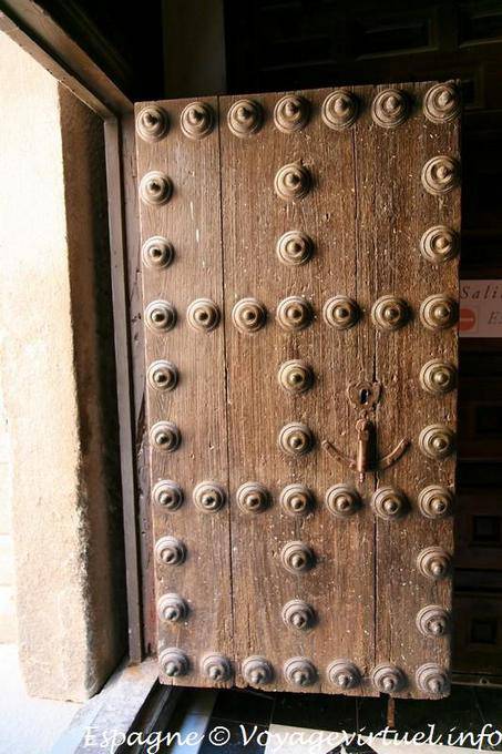 Toledo, studded door, living Middle Ages - Spain