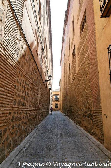 Toledo, the walls of the Calle Buzones - Spain