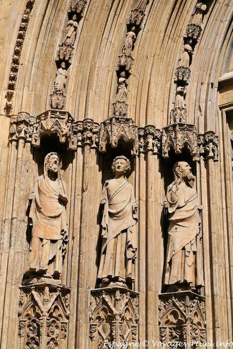 Valencia, statues of the door of Los Apostoles - Spain