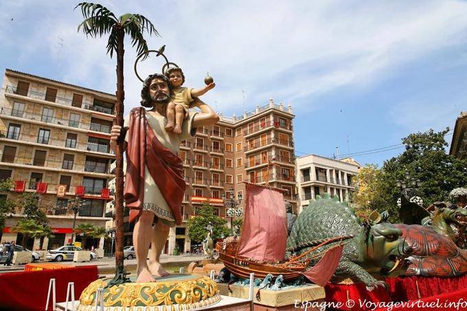 Color statue, Plaza de la Virgen, Valencia - Spain