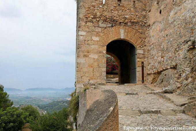 Segunda puerta del castillo el Mayor Xativa - Spain
