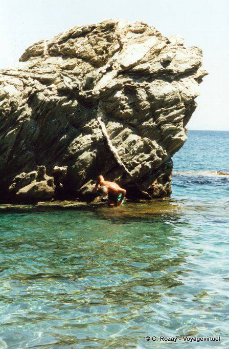 Fishing for sea urchins in the rock, Anafi (Ανάφη) - Greece