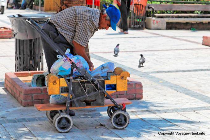 Piraeus, the shoeshine - Greece