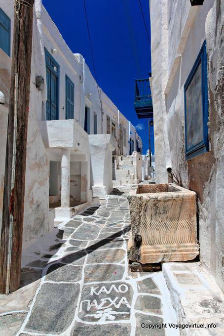 Sifnos, Kastro, ancient tomb in an alley - Greece