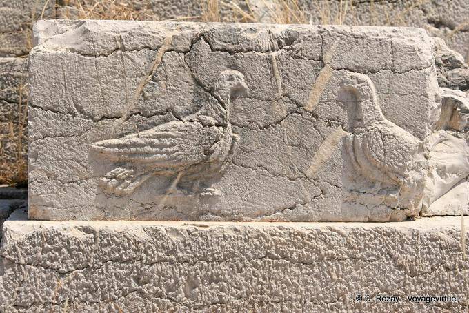 Colombes sculpted IREO - Greece