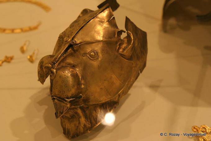 Bijou golden sculpture Mycenae Museum - Greece