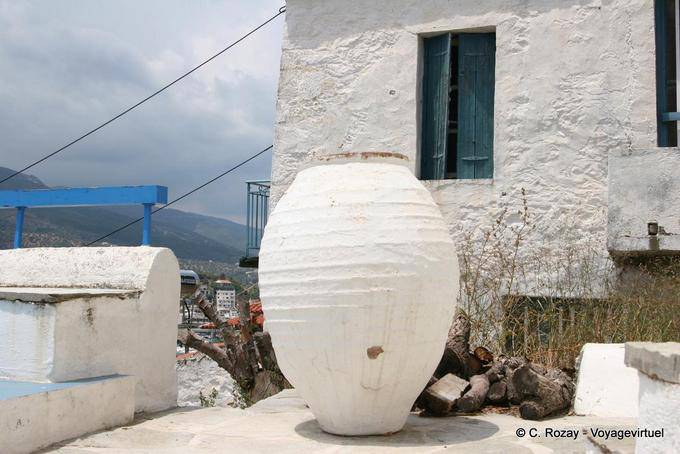 Large jar decorated heights of Poros - Greece