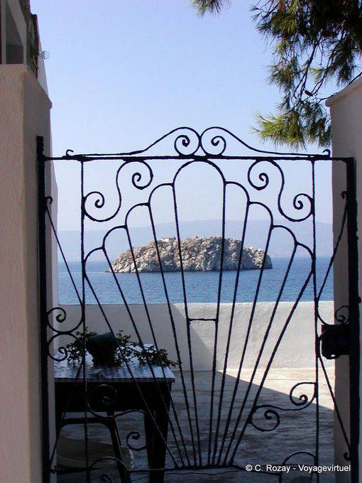 Ilot behind a gate, Hydra - Greece