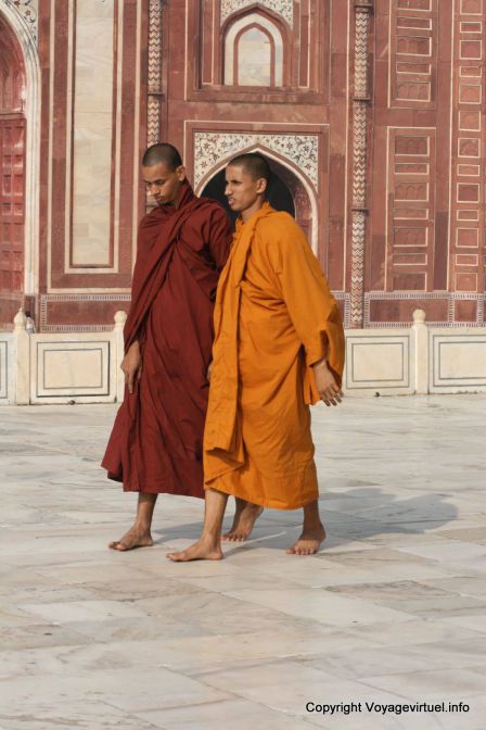 Agra Taj Mahal Moines Boudhistes - India