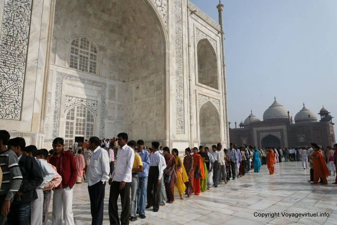 Agra Taj Mahal Queue Devant Entree De La Tombe - India