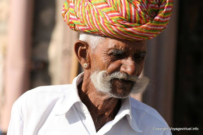 Luni In The City Moustache Blanchie - India