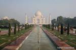 Agra Taj Mahal depuis chahar bagh gardens.