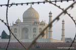 Agra Taj Mahal sunset derriere les barbeles.