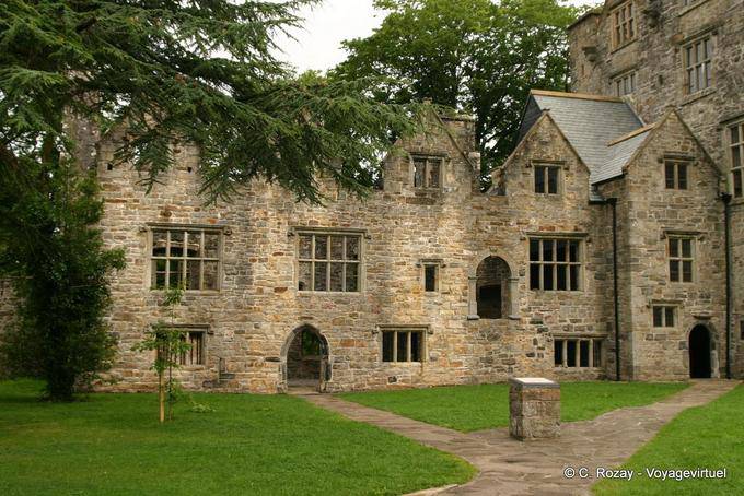 The wing Saint-Jacques Donegal Castle - Ireland