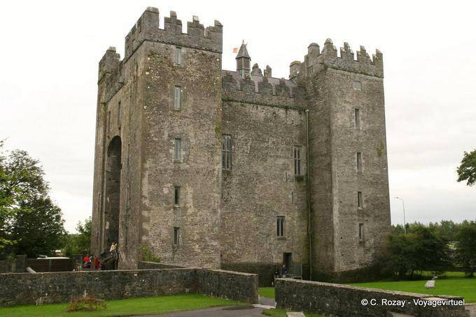 Castle in Norman and Welsh architecture rebuilt in 1425, Bunratty Castle - Ireland