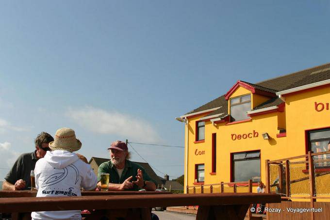 Rest coffee yellow façade, Dingle - Ireland