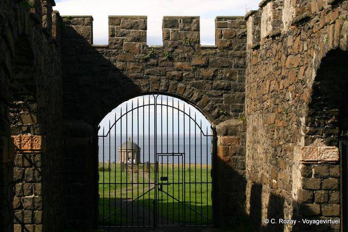 Downhill castle gate and the wall, facing the Mussenden Temple - Nothern Ireland