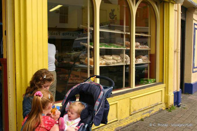 Children in front of a bakery, Dogside, Derry - Nothern Ireland