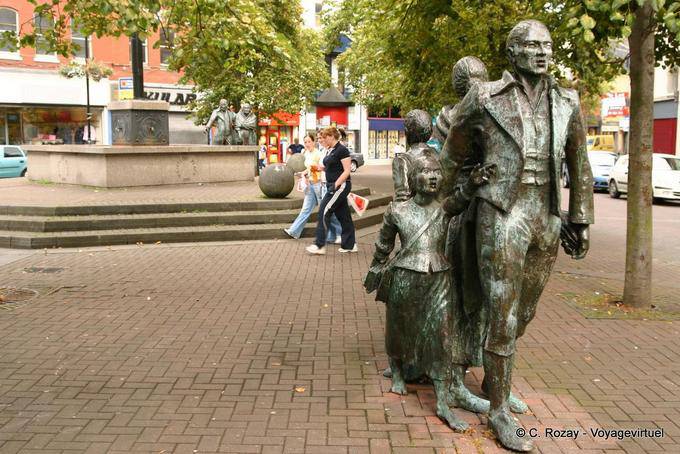 Statues of emigrants leaving Ireland through the port of Derry, Waterloo Place, Derry - Nothern Ireland