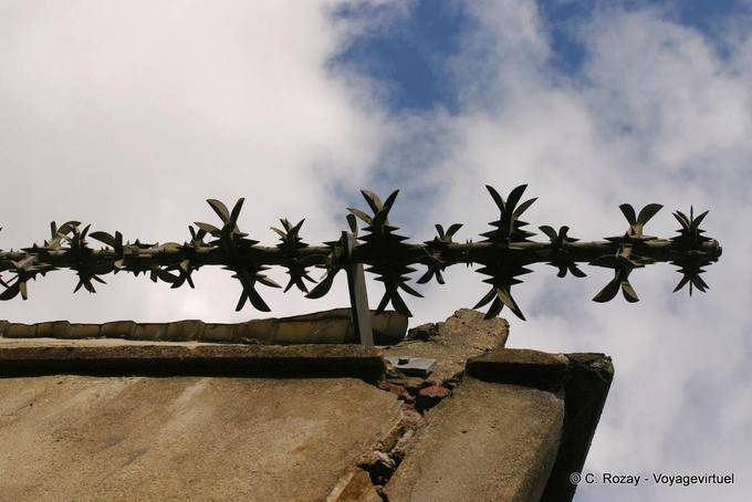 Protection barbed over a wall to Palace Street, Derry - Nothern Ireland
