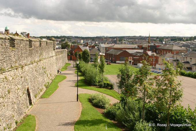 The walls between Palace Street and Stable Lane, Derry - Nothern Ireland