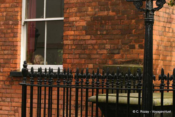 The little blonde behind the window, Derry - Nothern Ireland