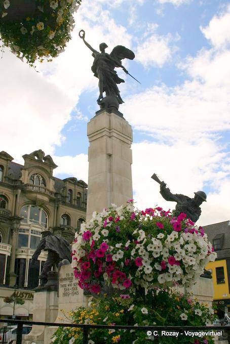 Statue on the Memorial of War Diamond Square, Derry - Nothern Ireland