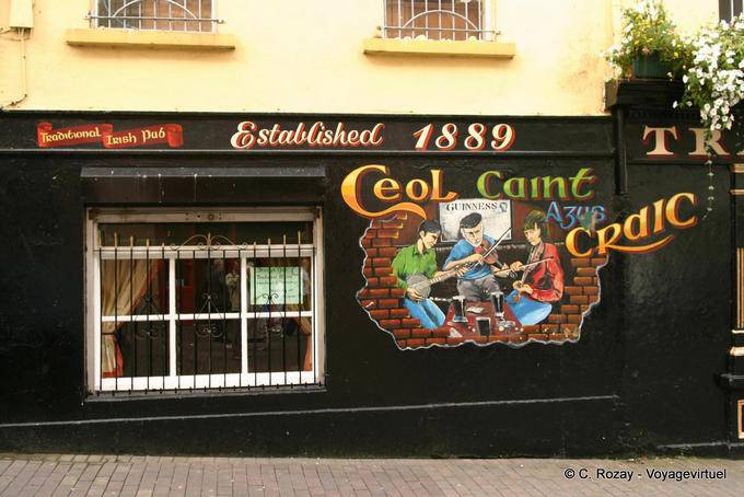 Murals on the facade of a irish pub, Derry - Nothern Ireland