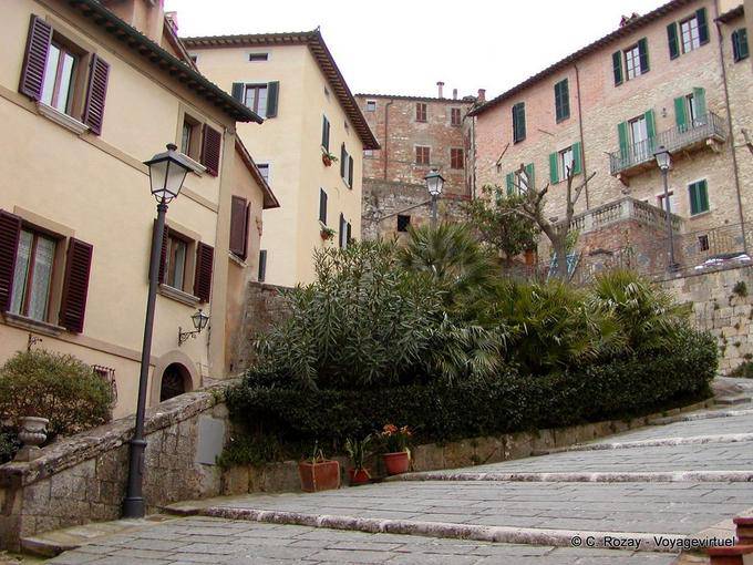 Walk through the village of Montepulciano - Italy