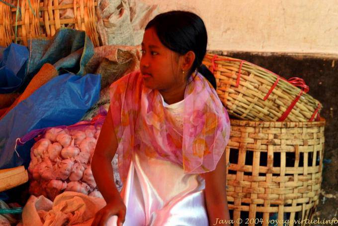 Veil and satin, au market, Banyuwangi, Java - Indonesia
